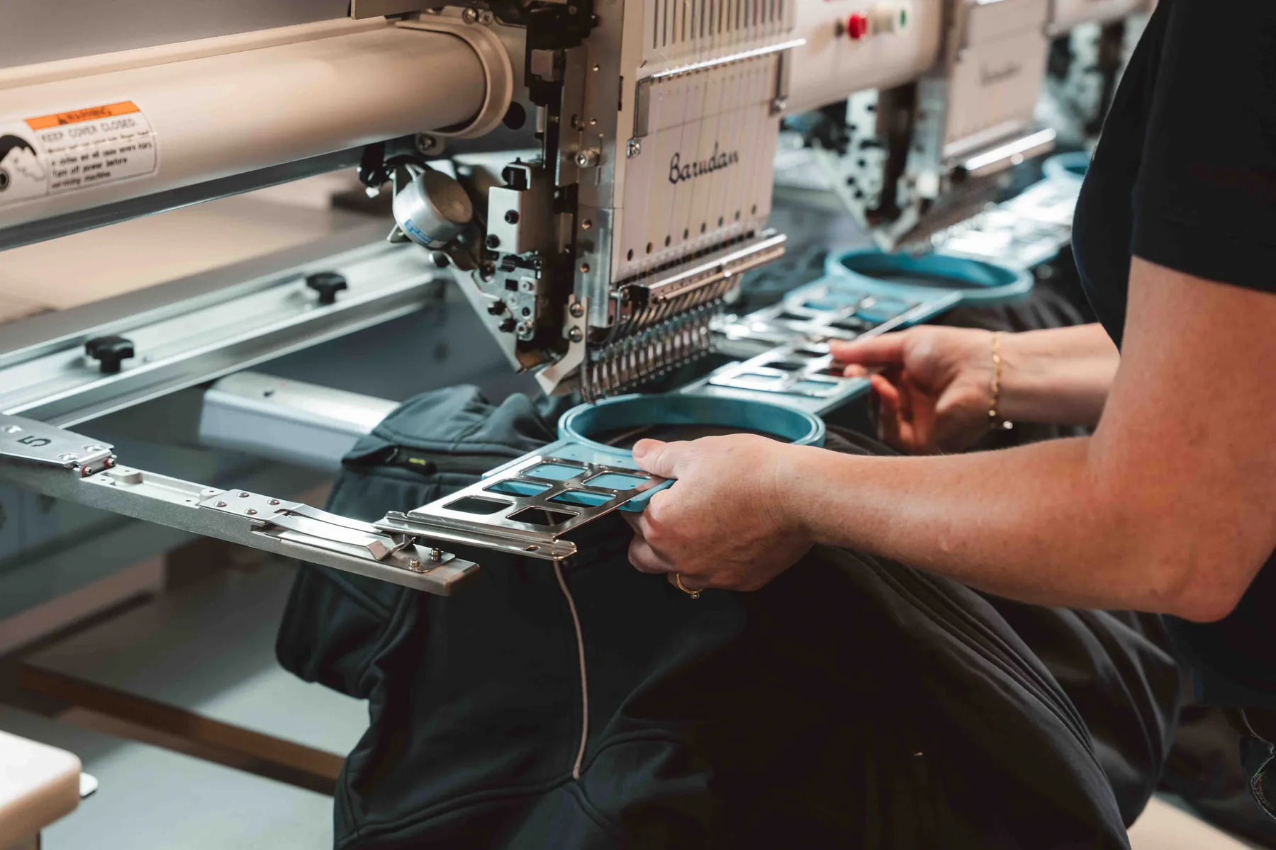 MIPA-medewerker personaliseert technische werkkleding